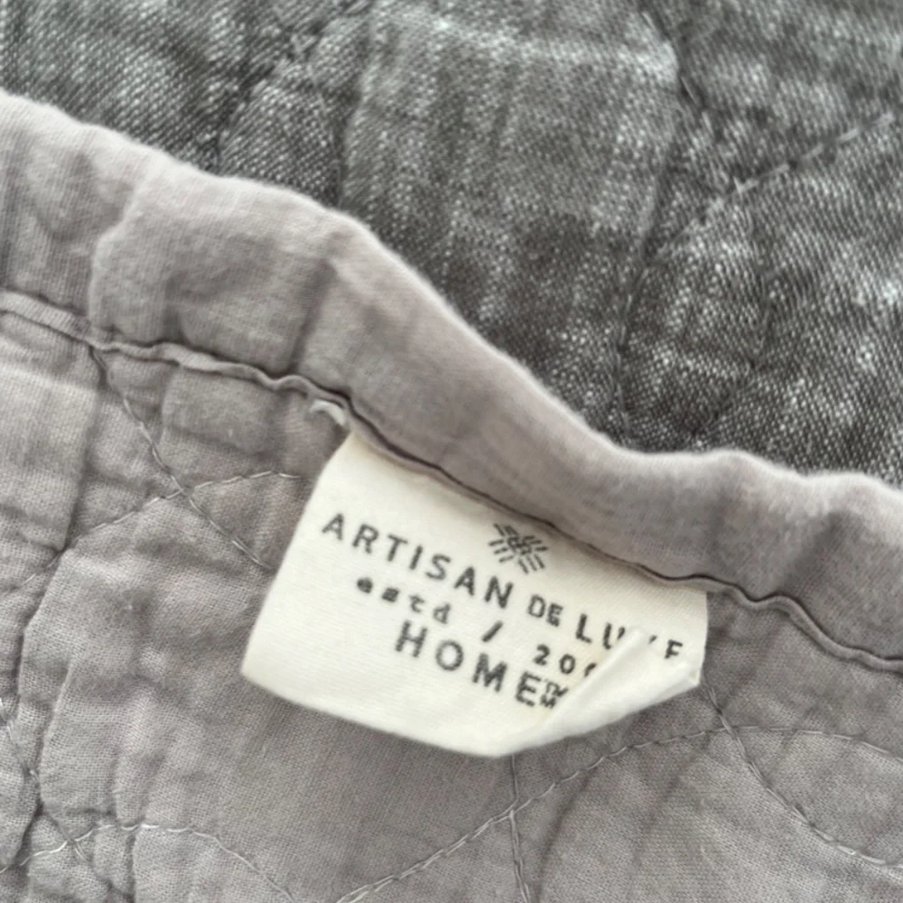 Artisan de Luxe Grey Chambray Quilt/Coverlet • Queen